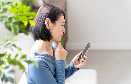 夫から相続した家の管理に悩む50代女性